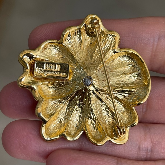 Signed large Bold Elegance crystal gold tone flower brooch - Picture 2 of 8
